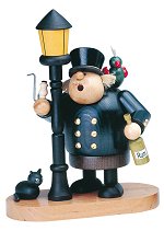 Captain leaning on Lampost<br>KWO Chubby Smoker